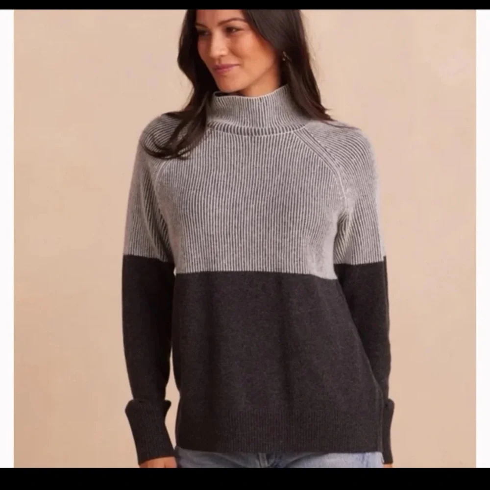 Summersalt Luxe Cashmere Blend Two Tone Sweater in Charcoal size Medium - Picture 2 of 12